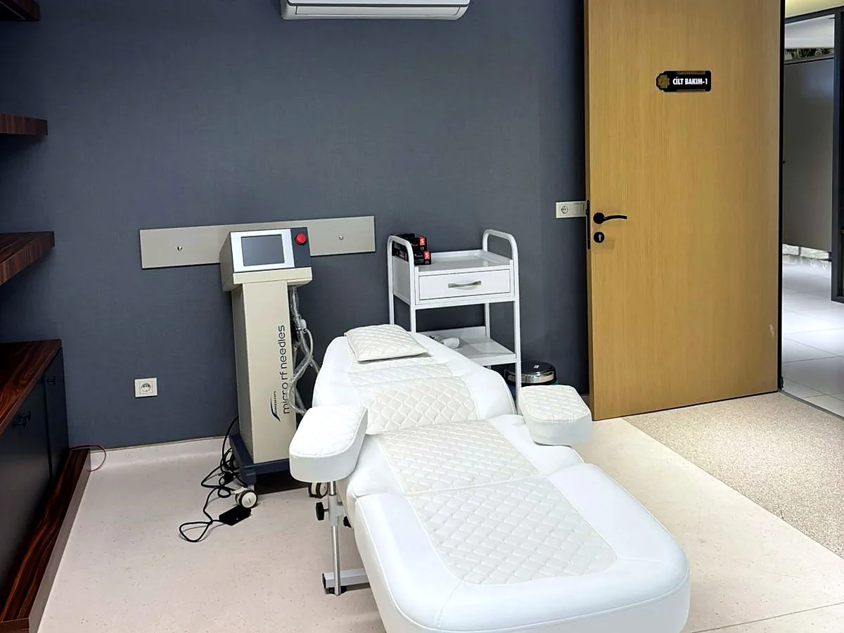 Altın İğne Uygulama Odası - Özgür Çağraş Kliniği
